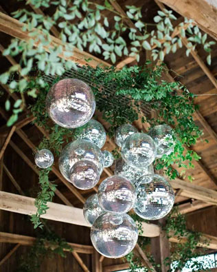 зеркальные шары в декоре свадьбы, диско шар на свадьбе 