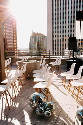 зеркальные шары в декоре свадьбы, диско шар на свадьбе 