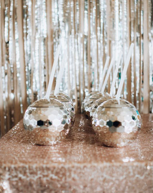 зеркальные шары в декоре свадьбы, диско шар на свадьбе 