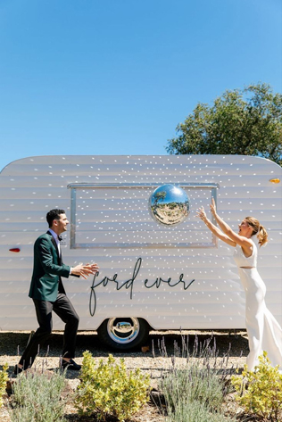 зеркальные шары в декоре свадьбы, диско шар на свадьбе 