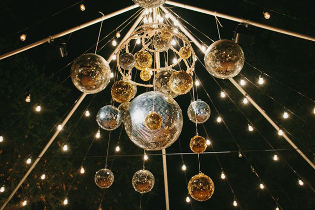 зеркальные шары в декоре свадьбы, диско шар на свадьбе 