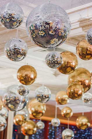 зеркальные шары в декоре свадьбы, диско шар на свадьбе 