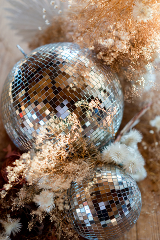 зеркальные шары в декоре свадьбы, диско шар на свадьбе 