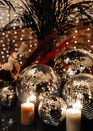 зеркальные шары в декоре свадьбы, диско шар на свадьбе 