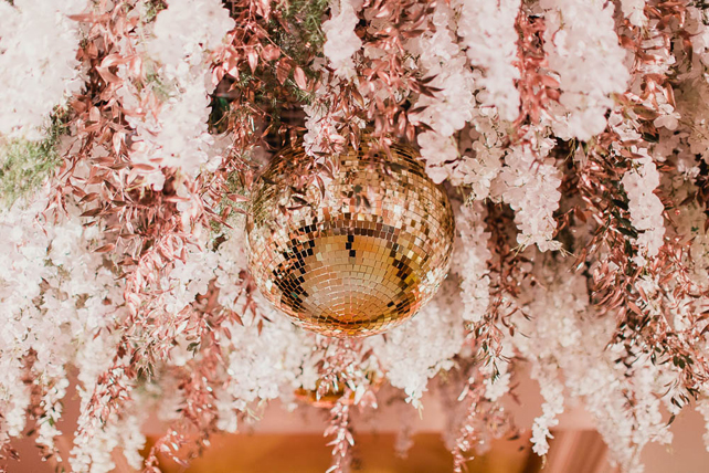 зеркальные шары в декоре свадьбы, диско шар на свадьбе 