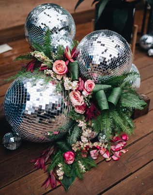 зеркальные шары в декоре свадьбы, диско шар на свадьбе 