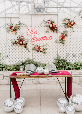 зеркальные шары в декоре свадьбы, диско шар на свадьбе 