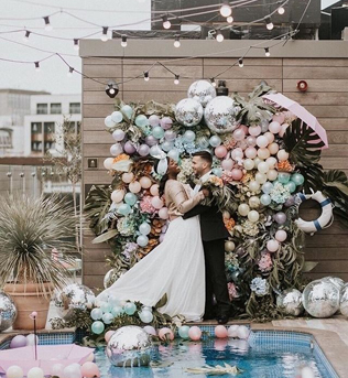 зеркальные шары в декоре свадьбы, диско шар на свадьбе 