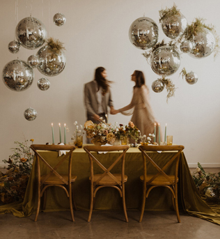 зеркальные шары в декоре свадьбы, диско шар на свадьбе 