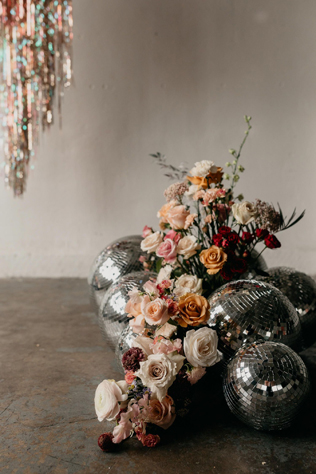 зеркальные шары в декоре свадьбы, диско шар на свадьбе 