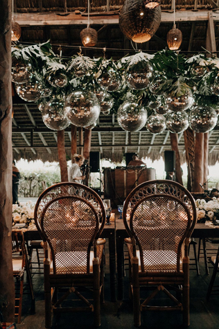 зеркальные шары в декоре свадьбы, диско шар на свадьбе 