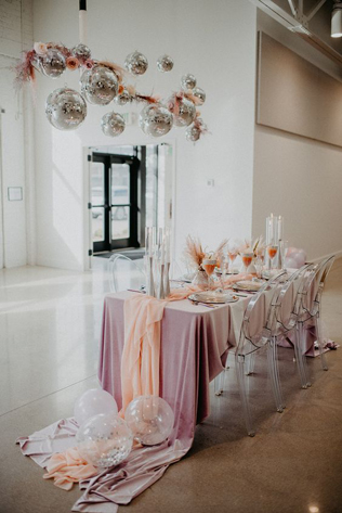 зеркальные шары в декоре свадьбы, диско шар на свадьбе 