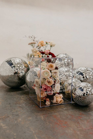 зеркальные шары в декоре свадьбы, диско шар на свадьбе 