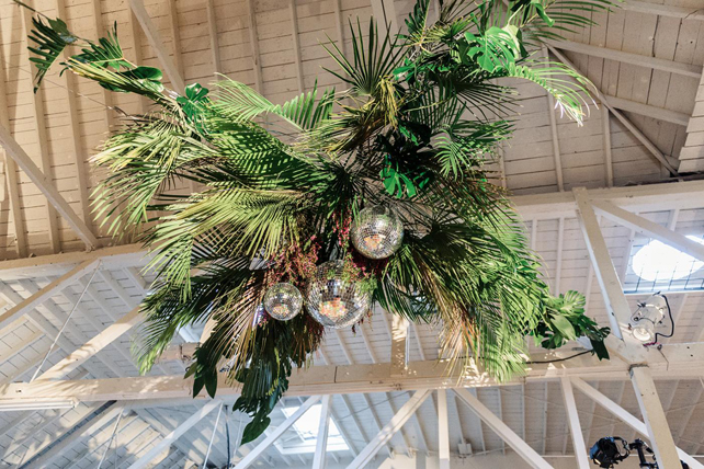 зеркальные шары в декоре свадьбы, диско шар на свадьбе 