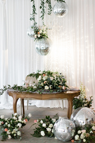 зеркальные шары в декоре свадьбы, диско шар на свадьбе 