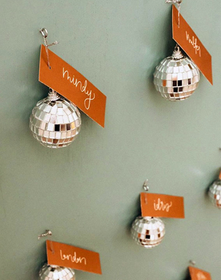 зеркальные шары в декоре свадьбы, диско шар на свадьбе 