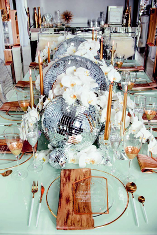 зеркальные шары в декоре свадьбы, диско шар на свадьбе 