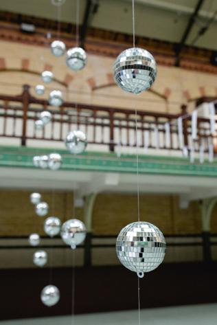 зеркальные шары в декоре свадьбы, диско шар на свадьбе 