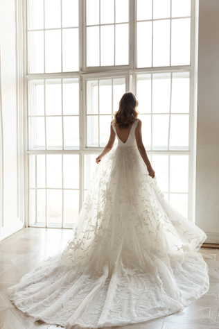 Роскошь в простоте: свадебные платья Eva Lendel 2021 