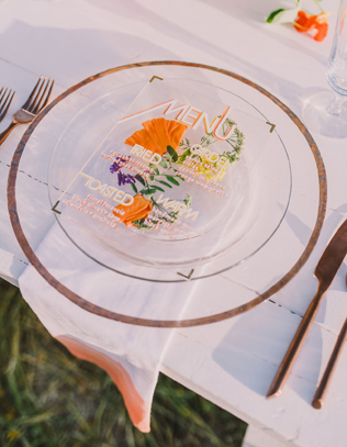 гербарий в декоре свадьбы, меню с высушенными цветами 