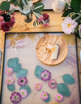  гербарий в декоре свадьбы, подставка с именем гостя с высушенными цветами