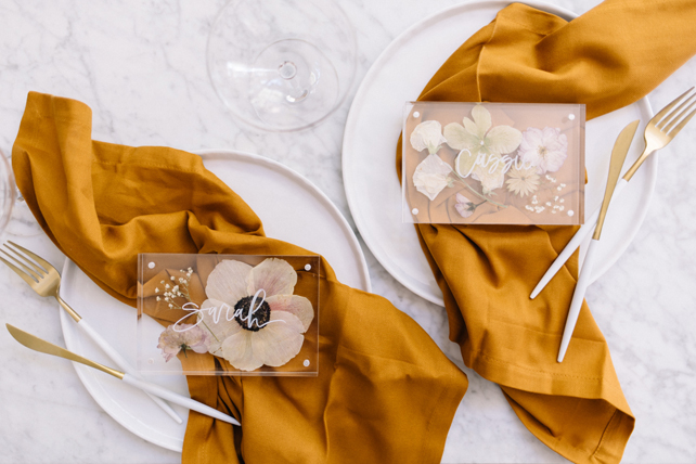 гербарий в декоре свадьбы, рассадочные карточки с высушенными цветами 