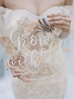 гербарий в декоре свадьбы, декоративная табличка с высушенными цветами 