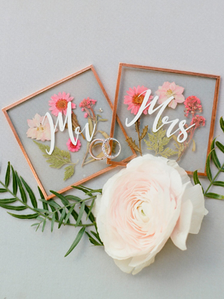 гербарий в декоре свадьбы, рассадочные карточки с высушенными цветами 