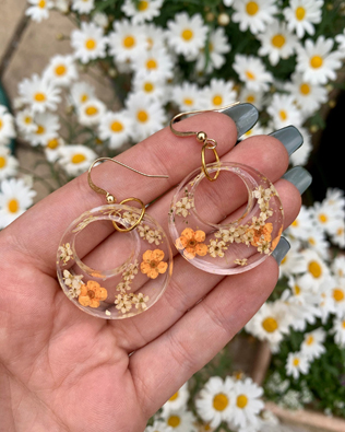 гербарий в декоре свадьбы, серьги невесты с высушенными цветами 