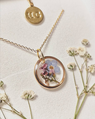 гербарий в декоре свадьбы, кулон невесты с высушенными цветами 