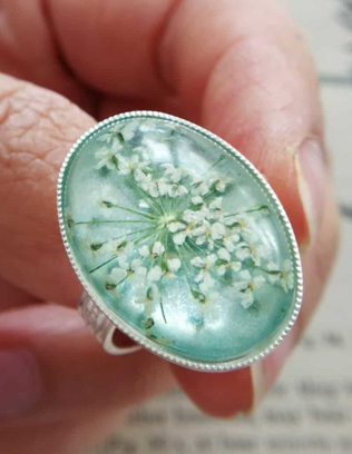 гербарий в декоре свадьбы, кольцо невесты с высушенными цветами 