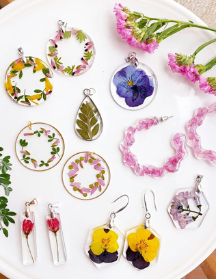 гербарий в декоре свадьбы, серьги невесты с высушенными цветами 