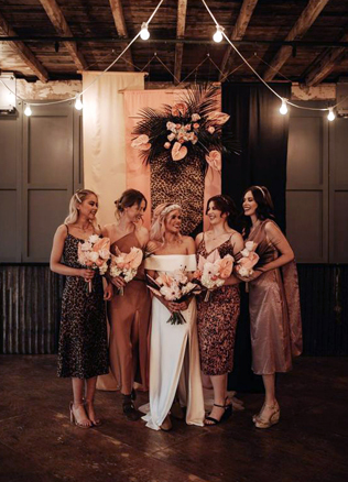 леопардовый принт на свадьбе, подружки невесты в леопардовом 