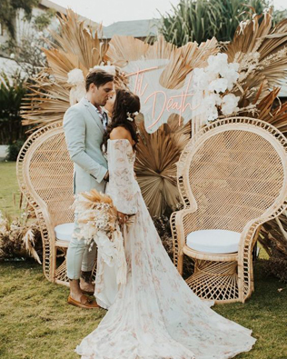 Экзотика на свадьбе: сухие пальмовые листья в декоре, задники и фотофоны 