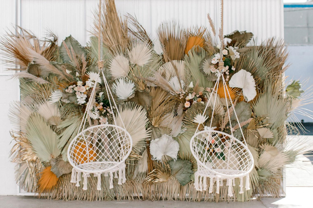 Экзотика на свадьбе: сухие пальмовые листья в декоре, задники и фотофоны 