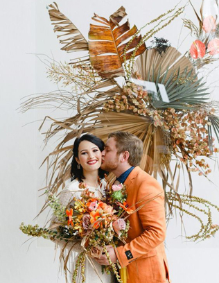 Экзотика на свадьбе: сухие пальмовые листья в декоре, задники и фотофоны 