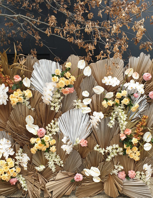 Экзотика на свадьбе: сухие пальмовые листья в декоре, задники и фотофоны 