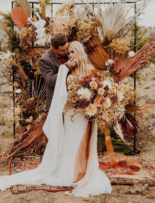 Экзотика на свадьбе: сухие пальмовые листья в декоре, задники и фотофоны 