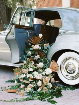 Экзотика на свадьбе: сухие пальмовые листья в декоре, инсталляции и указатели 