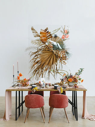 Экзотика на свадьбе: сухие пальмовые листья в декоре, инсталляции и указатели 