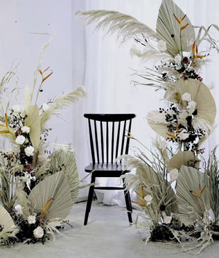 Экзотика на свадьбе: сухие пальмовые листья в декоре, инсталляции и указатели 