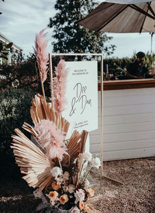 Экзотика на свадьбе: сухие пальмовые листья в декоре, инсталляции и указатели 