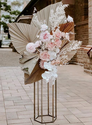 Экзотика на свадьбе: сухие пальмовые листья в декоре, инсталляции и указатели 