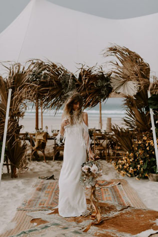 Экзотика на свадьбе: сухие пальмовые листья в декоре, инсталляции и указатели 