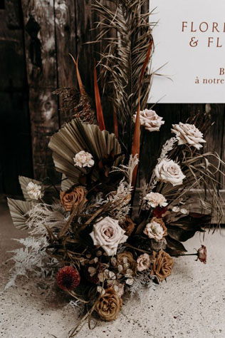 Экзотика на свадьбе: сухие пальмовые листья в декоре, инсталляции и указатели 