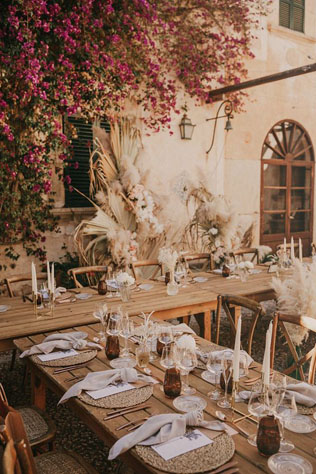 Экзотика на свадьбе: сухие пальмовые листья в декоре, инсталляции и указатели 