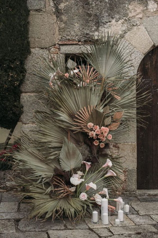 Экзотика на свадьбе: сухие пальмовые листья в декоре, инсталляции и указатели 