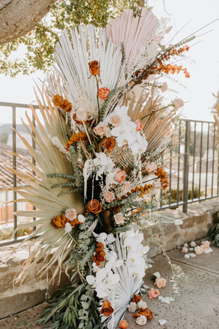 Экзотика на свадьбе: сухие пальмовые листья в декоре, инсталляции и указатели 