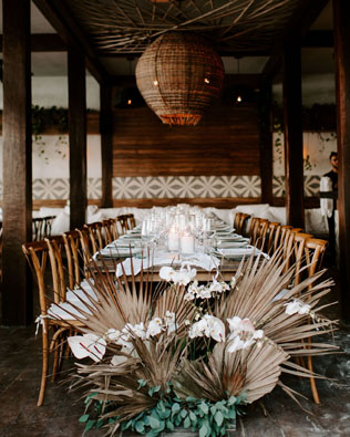 Экзотика на свадьбе: сухие пальмовые листья в декоре, инсталляции и указатели 