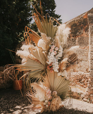 Экзотика на свадьбе: сухие пальмовые листья в декоре, инсталляции и указатели 